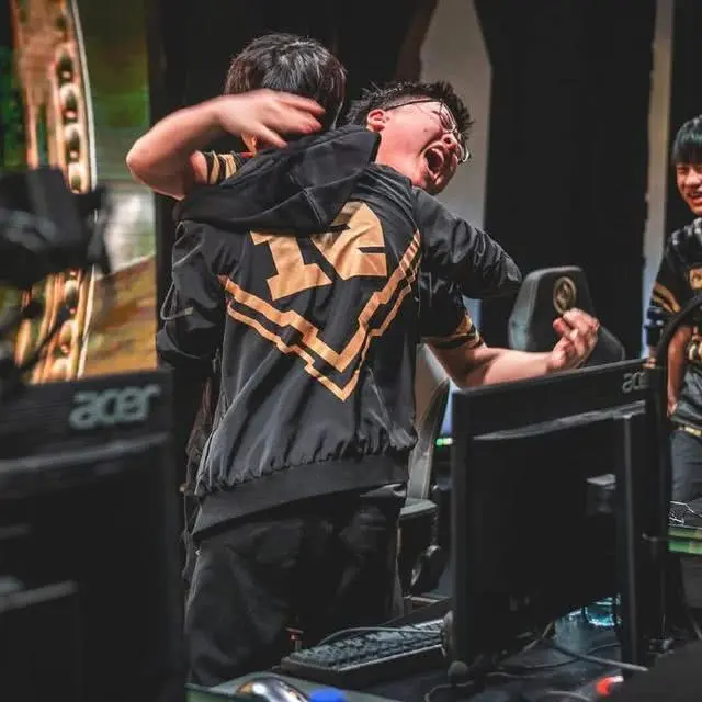 zoty中欧体育-刚刚！利物浦今夜更衣室发声Doinb赛事官方发布势不可挡新规，Uzi新星挺进下一轮表现惊艳(doinb说和uzi一起偷奖杯)